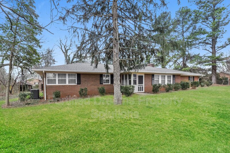 Greensboro House: 5805 Highlawn Dr