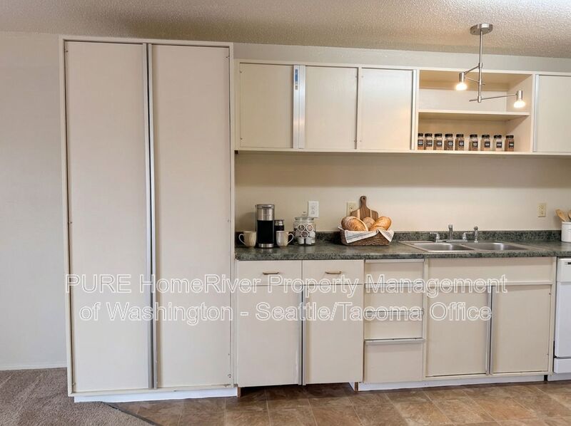 Lakewood House: 11212 Bridgeport Way Sw