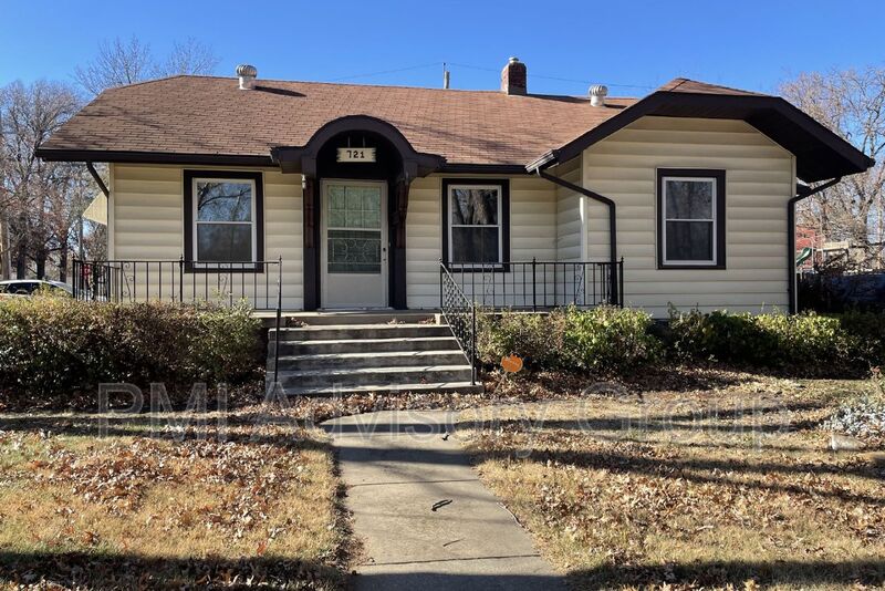 Topeka House: 721 SW Park Ln