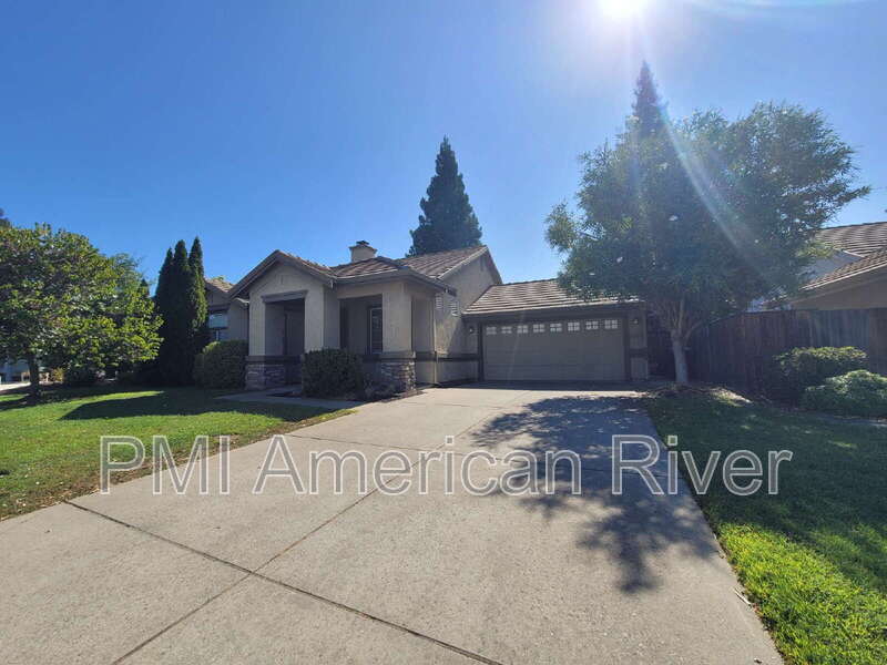 Roseville House: 1105 Brookline Cir
