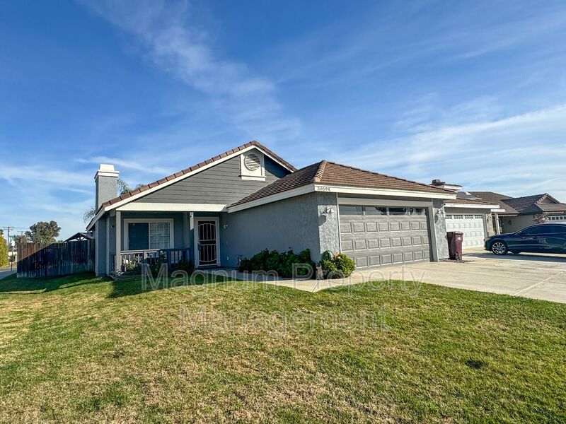 Menifee House: 30594 Glaspell Ct