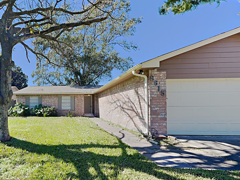 Houston House: 8615 Riverside Walk Ln