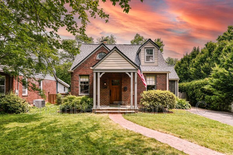 Falls Church House: 904 Park Ave