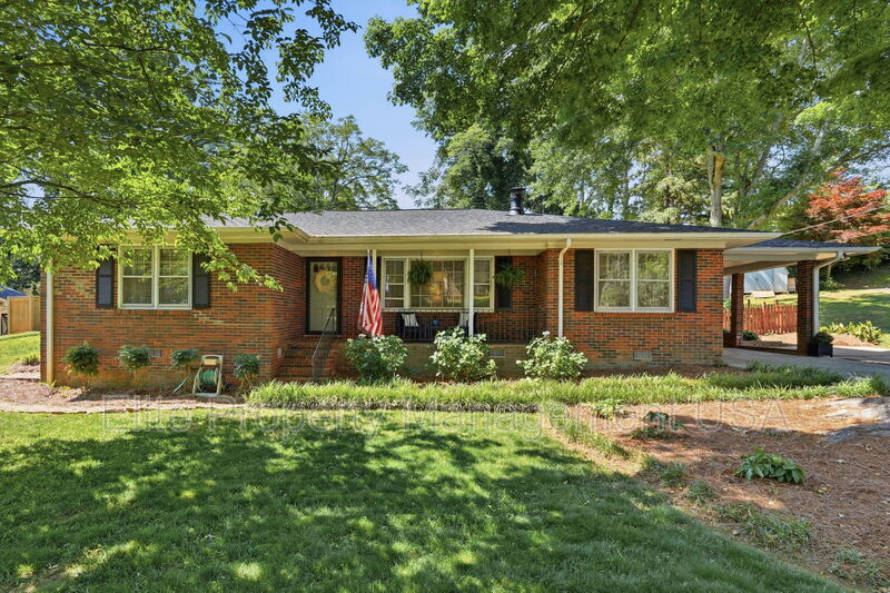 Gainesville House: 1338 Northwood Cir NE