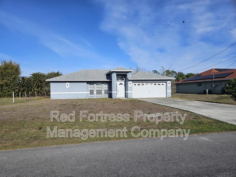 Fort Myers House: 130 Zenith Cir