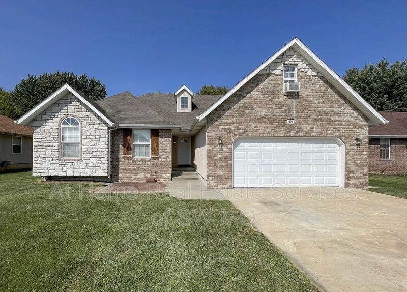 Springfield House: 3903 S Walnut Hill Ave