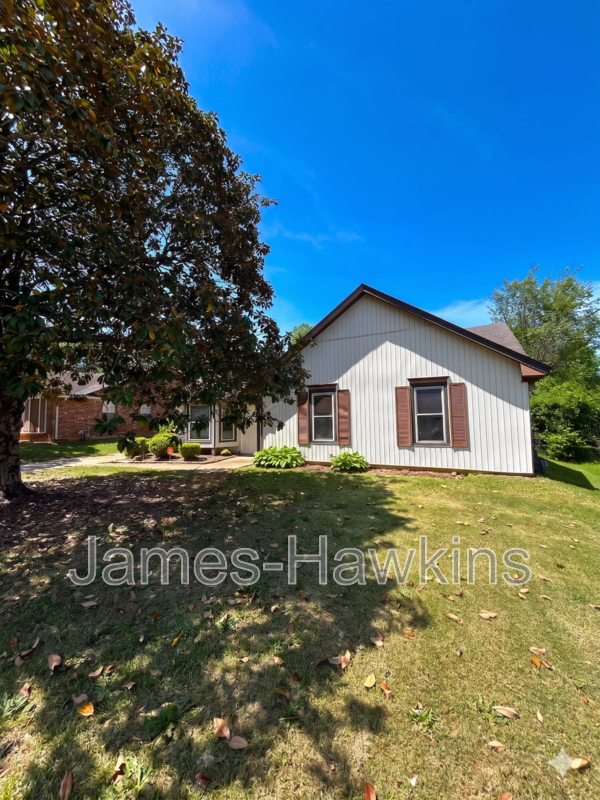 Montgomery House: 713 Amity Ln, Montgomery, AL 36117