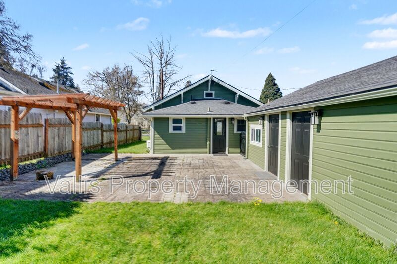 Salem House: 2350 Cottage St SE