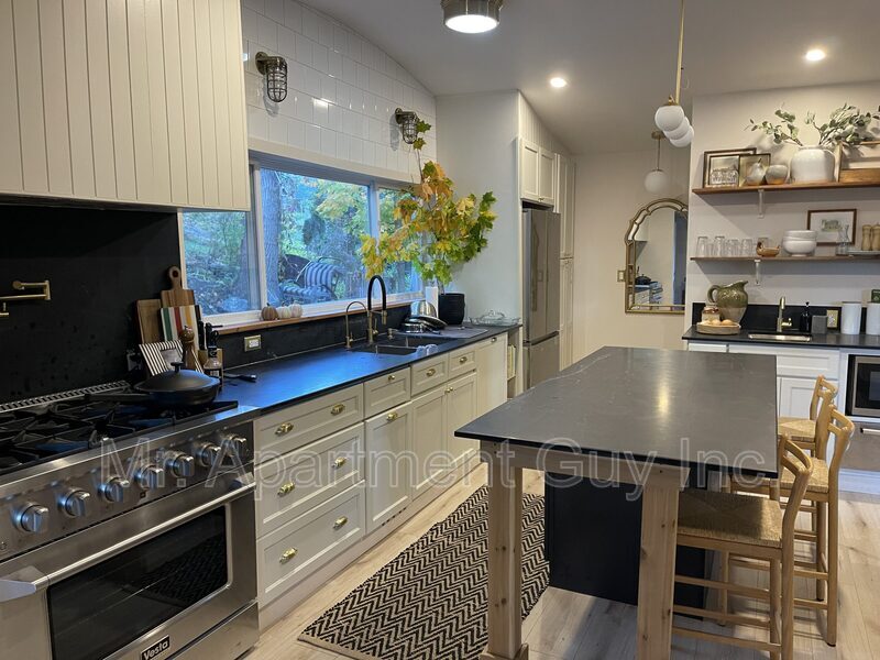 Huntsville House: 91 Main Street West