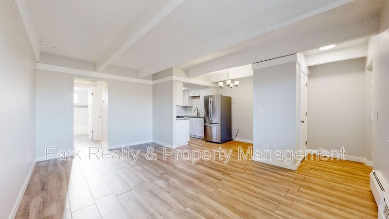 Englewood House: 800 W Belleview Ave