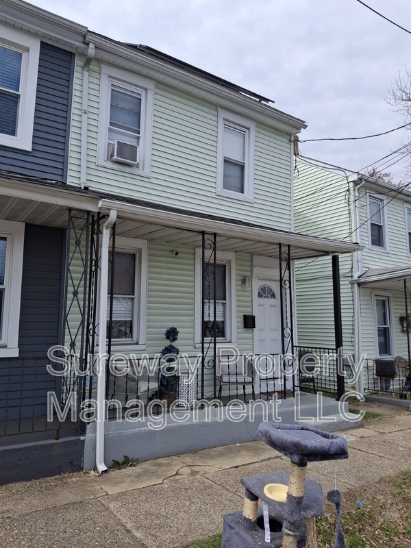 Burlington Townhome: 916 High Street