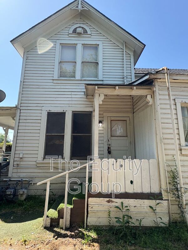 Dinuba House: 467 1/2 N Alta Ave