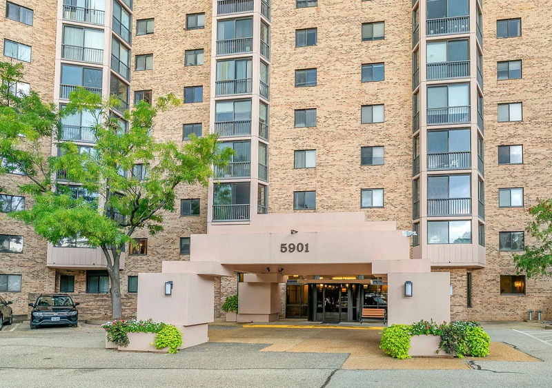 Alexandria Condo: 5901 Mount Eagle Dr