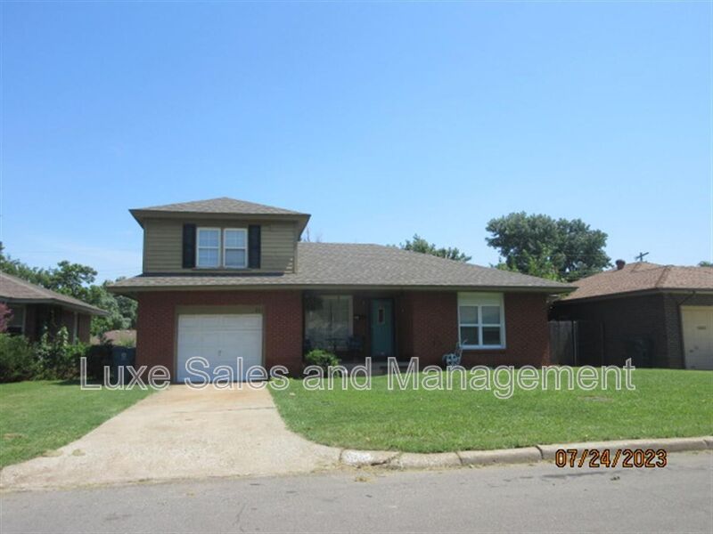 Midwest City House: 221 E Kerr Dr