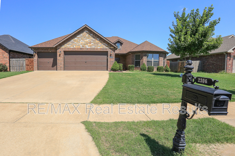 Bentonville House: 2306 SW Cadwell Ave