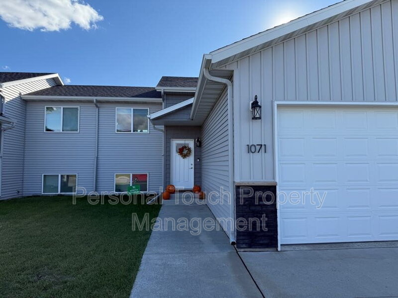 West Fargo House: 1071 Barnes Dr W