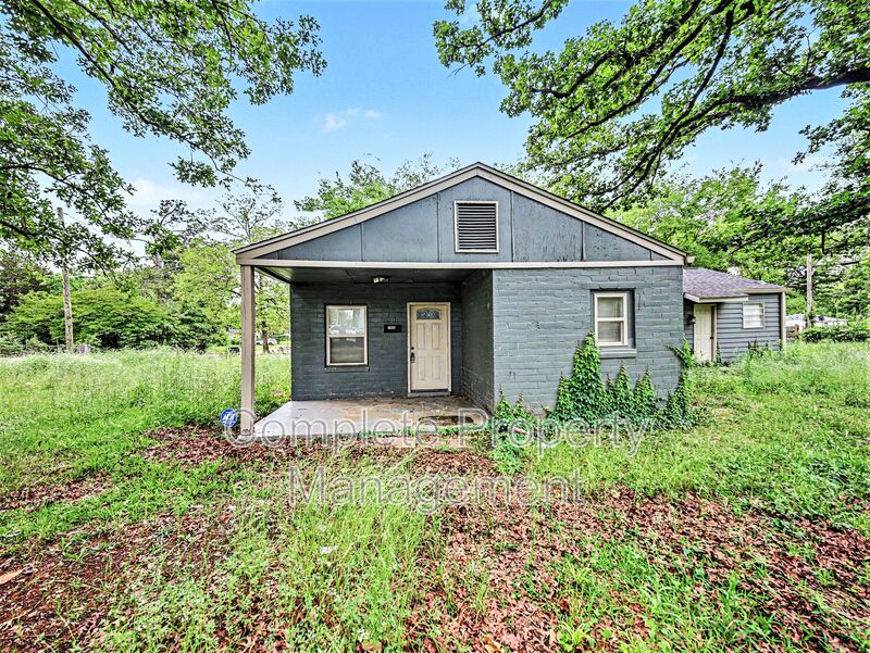 Birmingham House: 1900 Saint Charles Avenue Southwest