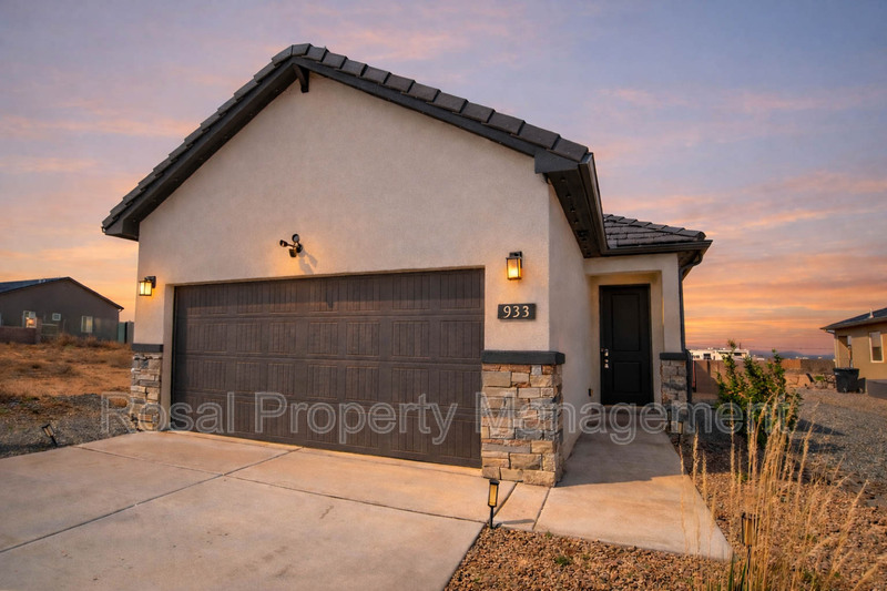 Rio Rancho House: 933 Northern Blvd NE