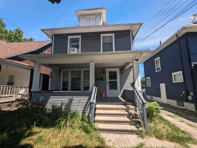 Lansing Condo: 412 West César E. Chávez Ave. Unit 2