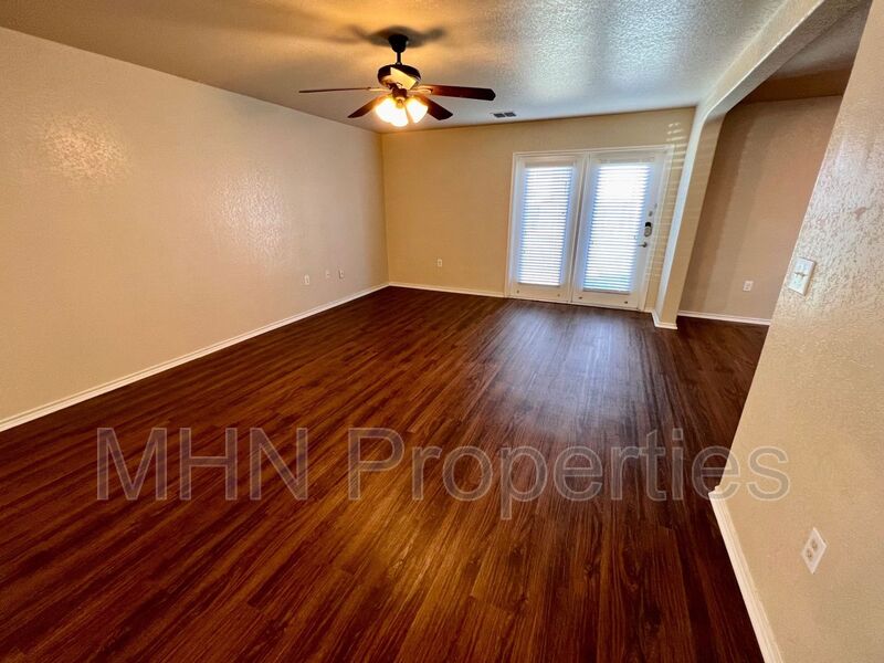 Updated 3 bed/2.5 bath 2 Story Home in the NW ~ Conveniently located off IH-35 and near RAFB! - Photo 7