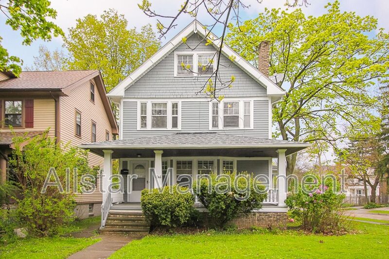 Cleveland Heights House: 3065 Derbyshire Rd
