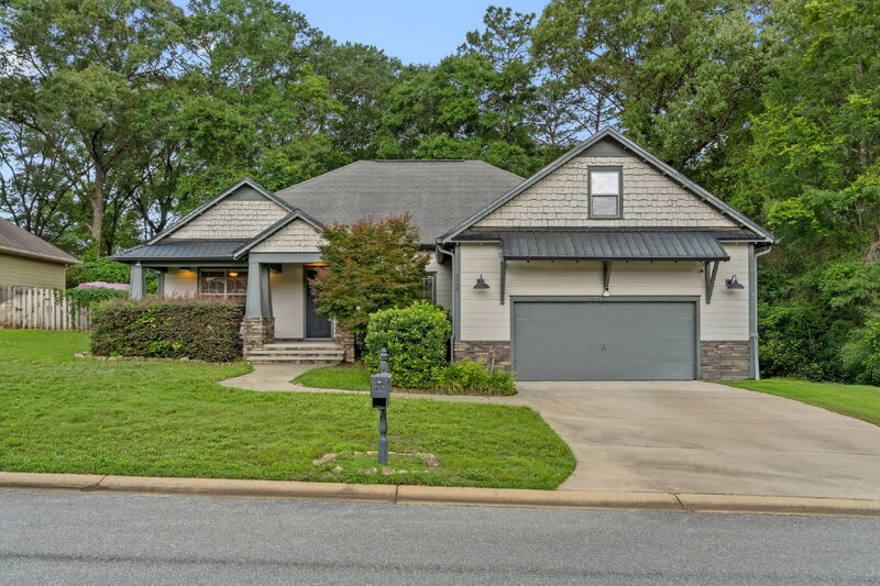 Crestview House: 6008 Trestle Street