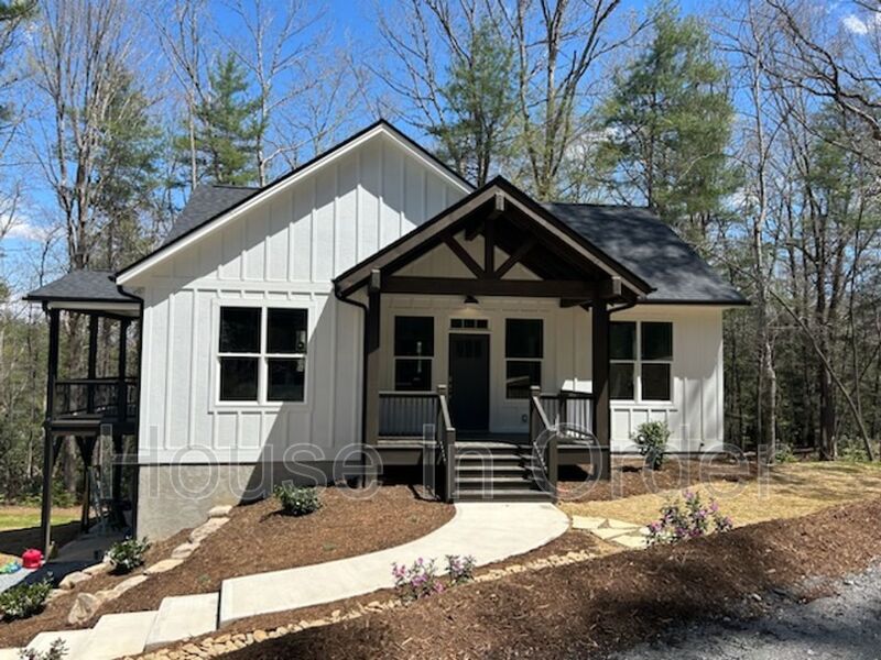 Fletcher House: 203 Fletcher View Dr.