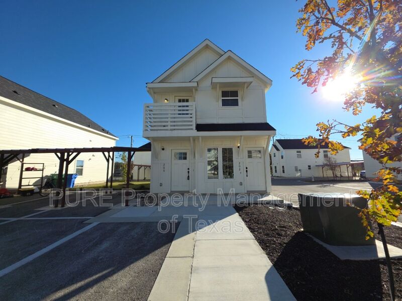 Taylor House: 2002 2nd St