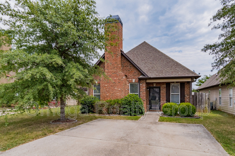 Moody House: 1144 Washington Dr