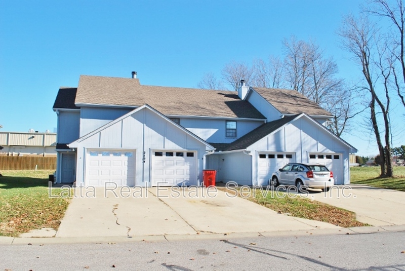 Blue Springs Townhome: 2104 SW 8th St
