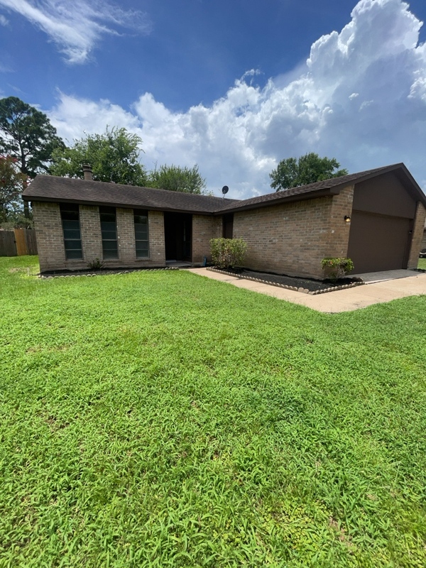 Spring House: 22807 Millgate Dr