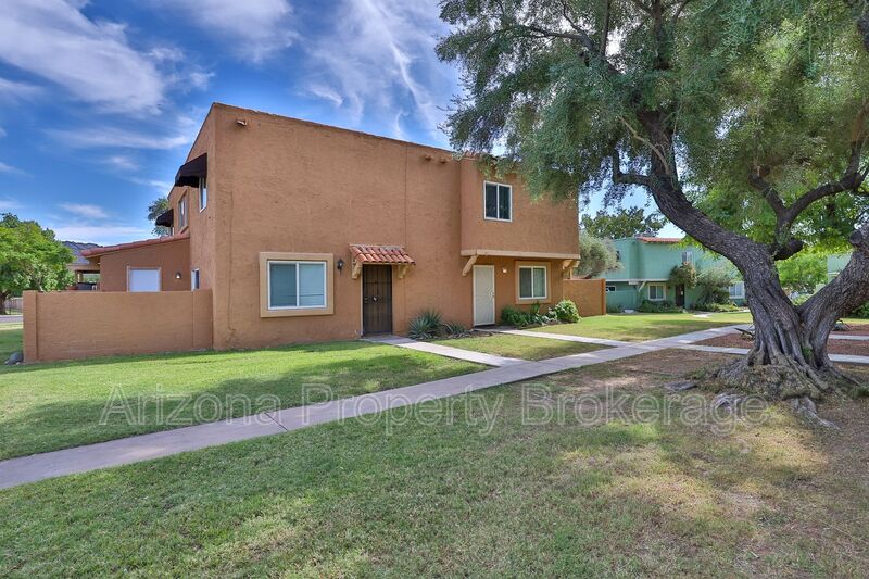 Phoenix Townhome: 851 E. Cochise Dr.