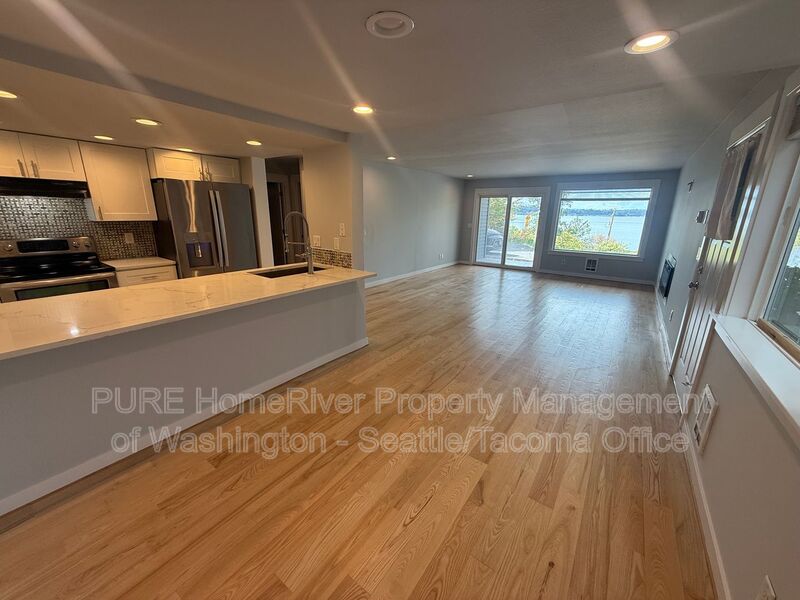 Renton House: 3306 Lake Washington Blvd N