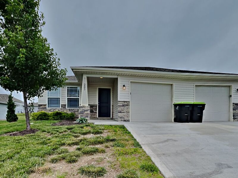 Blue Springs House: 203 SW Lily St
