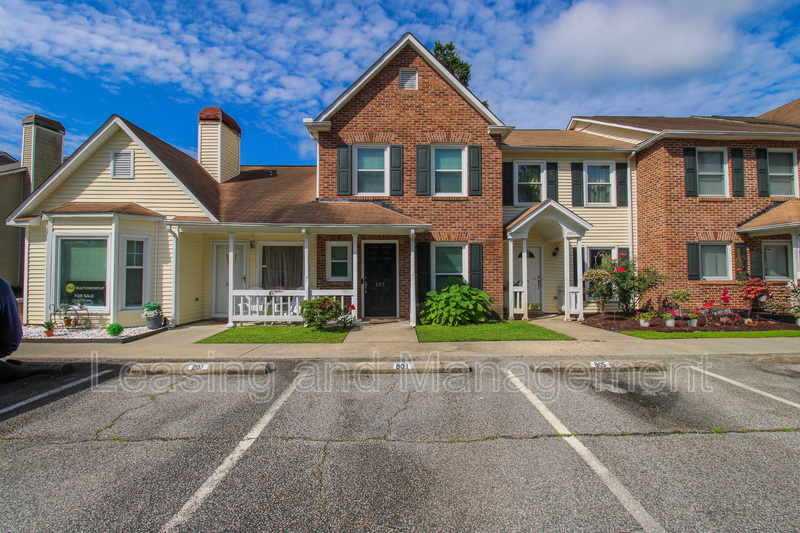 Summerville Townhome: 803 Reserve Way