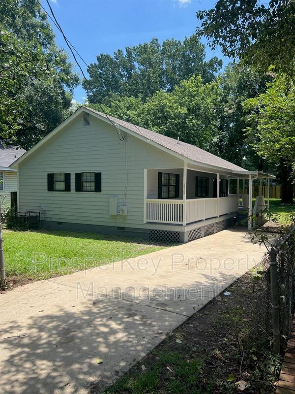 Montgomery House: 2428 Palmetto St