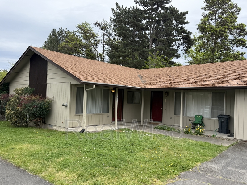 Grants Pass Condo: 1223 NW Highland Ave