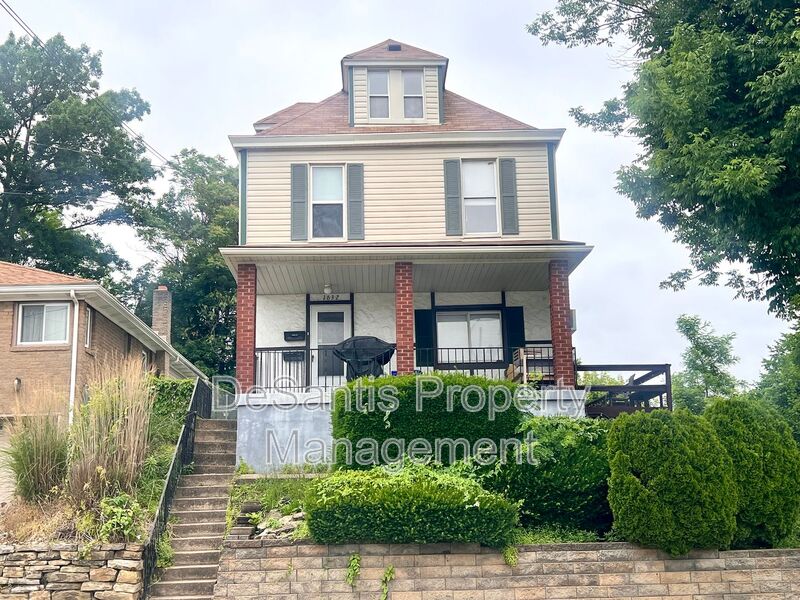 Ingram Condo: 1632 E Steuben Street