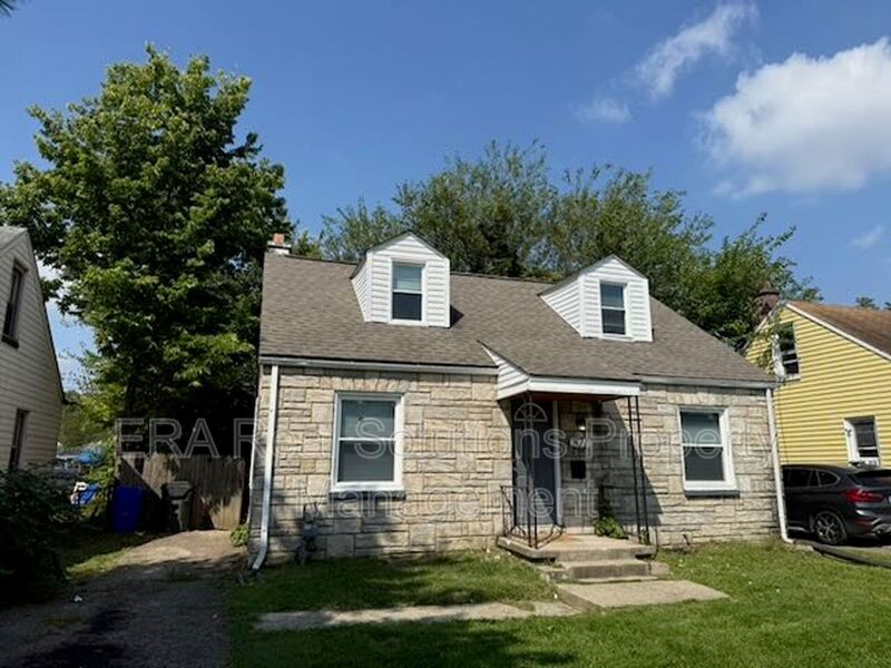 Columbus House: 871 Ruby Ave