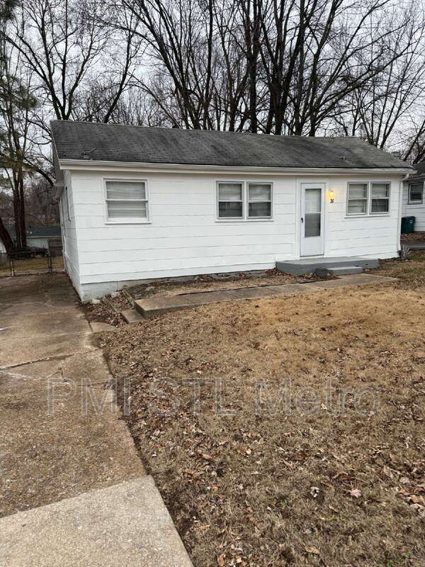 St. Louis House: 36 Connolly Drive