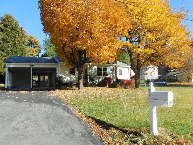 Staunton House: 201 Robinhood Rd