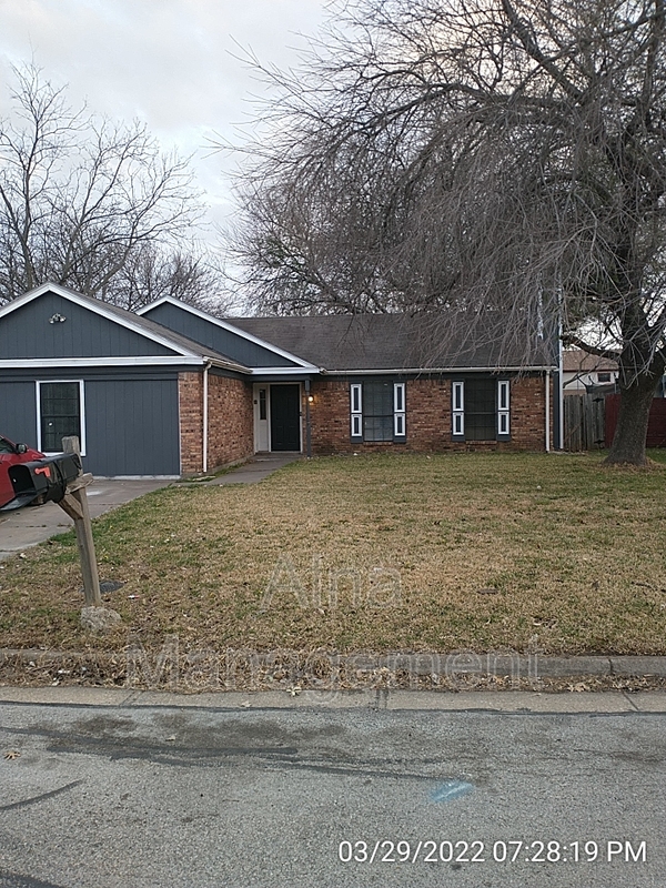 Arlington House: 1704 Fieldstone Ct