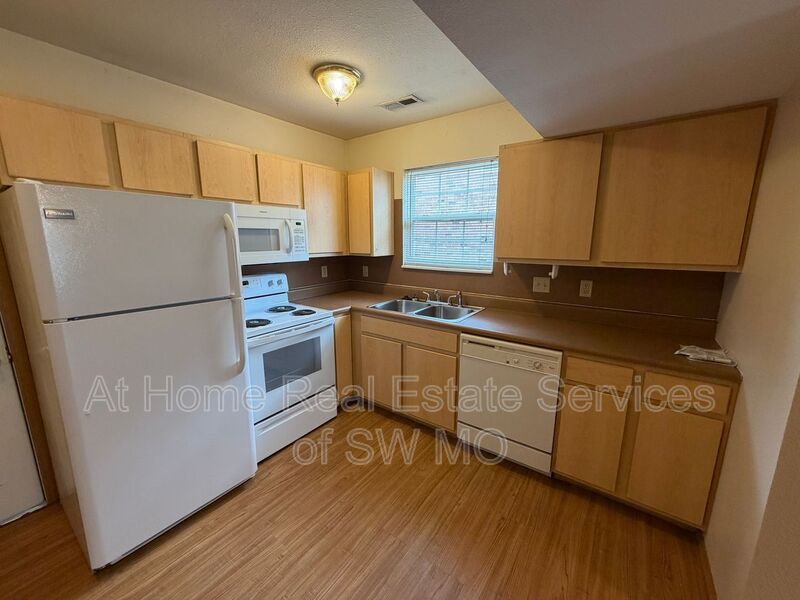 Ozark Townhome: 1408 W Frosty