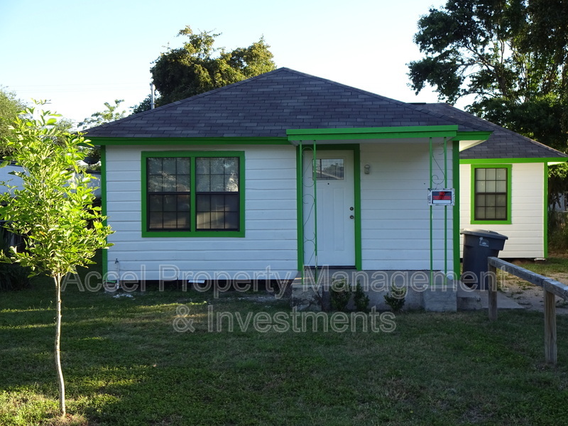 Edinburg House: 1112 E Van Week St