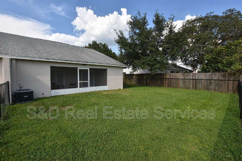 Lakeland House: 1072 Meadowood Pointe Rd.