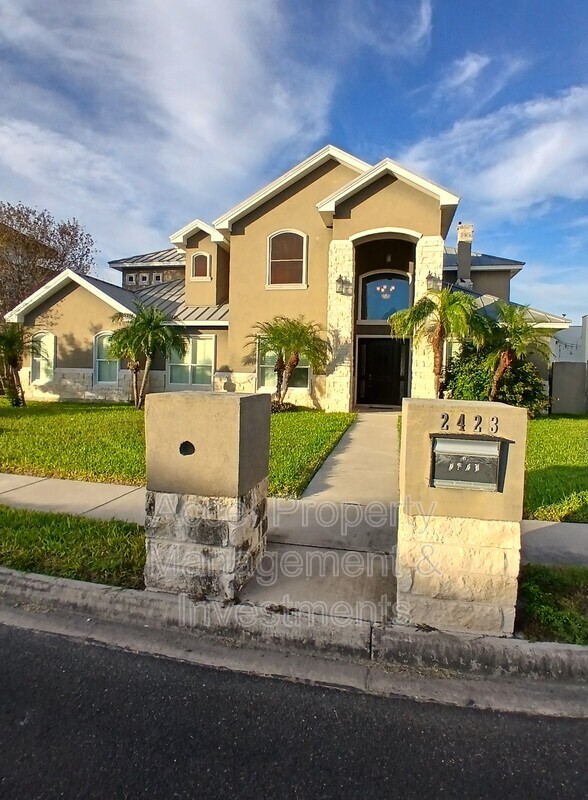 Edinburg House: 2423 W. Hampton Ave.