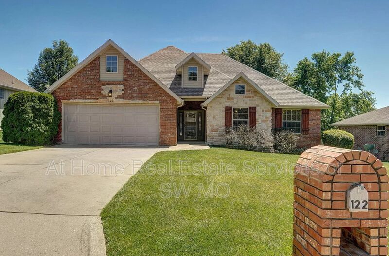Nixa House: 122 W Sandalwood Ln