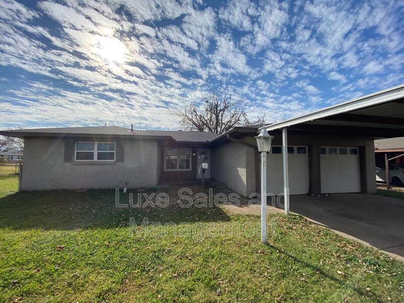 Midwest City House: 406 W. Douglas Dr