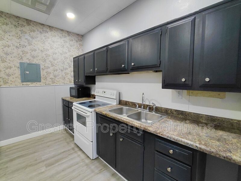 Lowell House: 416 1/2 Commercial Ave