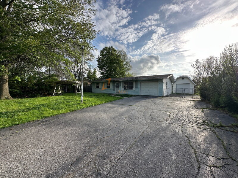 Valparaiso House: 732 N State Road 149